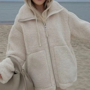 Fluff jacka  - Super fin höst/vinter jacka 💕anvönd 1 gång satt i väldigt fint skick💕slutsåld, passar M och S