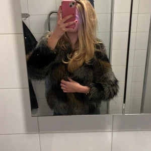 Pälsjacka  - Fuskpäls jacka! Skit cool och snygg till hösten och med ett par coola jeans typ💗