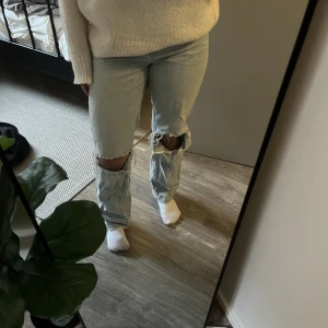 Jeans - Högmidjade jeans ifrån Gina Tricot, säljer då jag inte trivs i högmidjade längre 💕
