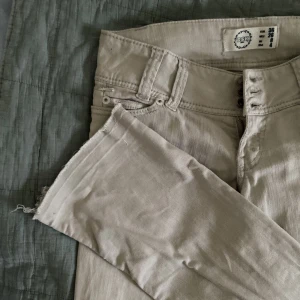 Skitsnygga lågmidjade bootcut jeans!❤️ - Off white bootcut jeans köpta på Plick, sitter bra på mig som är 36 men lite löst och skulle passa nån som har stl.38 också. Bara att skriva för fler bilder eller prisförslag💕💕💕