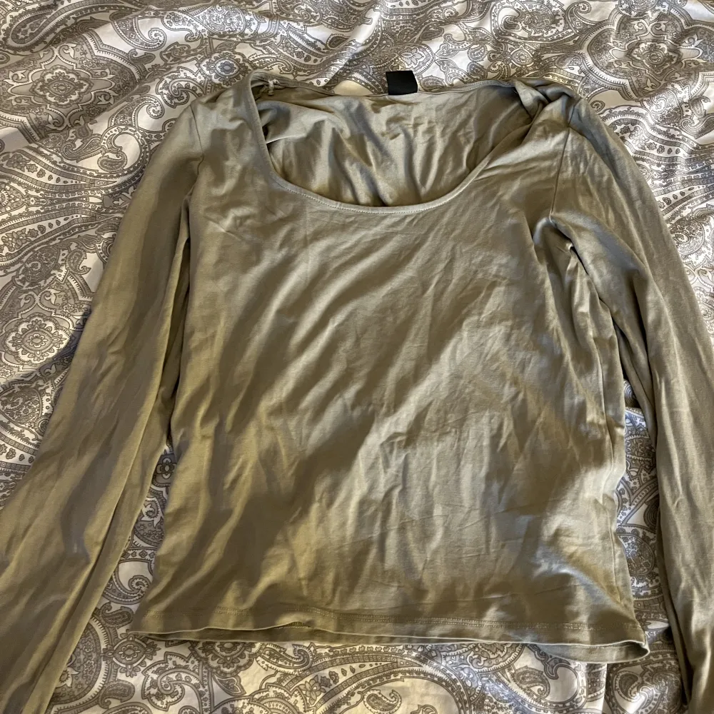 En superfin enkel tröja från Gina med slits den är även stretchigt. Storlek XL men passar som M/L. Pris 50kr. Blusar.