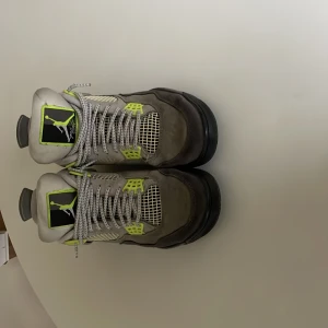 Jordan 4s neon grey  - Säljer mina Jordan 4 neon grey. Box ingår men kvittot är borta. Där av priset sänks lite. Skick 7/10. Dm för fler bilder. Är öppen för byte 