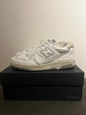 Säljer nu mina New balance 550 white/grey eftersom jag inte använder dem längre. Storlek 43, kommer med box. Skriv i dm för fler bilder eller funderingar!