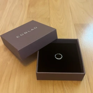 Edbladörhönge - Jag råkade tyvärr tappa bort det andra och säljer därför ett av dom ifall någon med flera hål skulle vilja ha de istället🫶