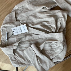 Zara cropped skjorta - Helt oanvänd cropped skjorta i linne/bomulls mix. Köpt för 559 kr. 