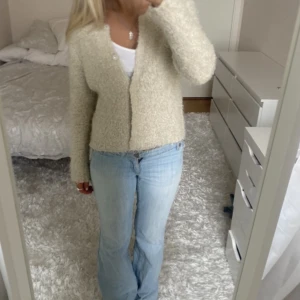 Beige kofta - Säljer denna beiga mysiga koftan. Direktpris: 300kr. Har du någon fråga är det bara att höra av dig🫶🏻