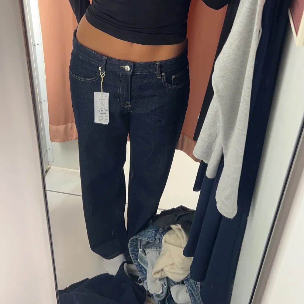 Helt nya jeans, köpte ett par andra också säljer därmed dessa. Är 173 cm lång med långa ben, så strl 40 passade mig bäst!! 💓. Jeans & Byxor.