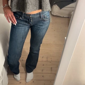 Jeans - Second hand jeans, lågmidjade och supersnygga. Passar mig som är 165. Storlek 34.