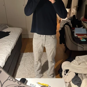 Weekday Space jeans - Säljer mina Weekday Space jeans som är i bra skick. Sitter lite baggy på mig som är 183cm