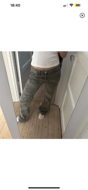 Coola gröna jeans  - Säljer dessa så snygga och coola gröna jeans som passar till både skolan och fest😍(står stolek 32 i jeansen men passar även dom som brukar ha 34/36/38 också) 