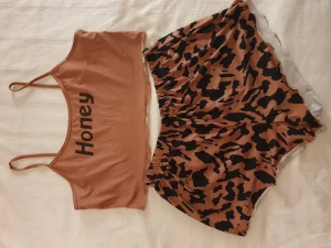 Lingerie sov-set  - Magtröja med tillhörande shorts i strl M-L endsst provad/nyskick superlent material gammelfagsrosa/svart  100kr