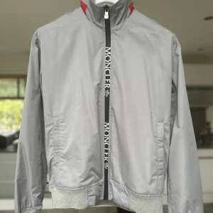 Moncler jacka - Moncler jacka i väldigt bra skick. Står storlek Xl i men sitter som M. Köpt här på plick. Pris kan diskuteras! 