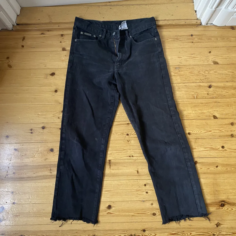 Skitsnygga Calvin clein jeans, tyvärr lite korta i benen på mig!! Men så fin sliten svart färg 🖤. Jeans & Byxor.