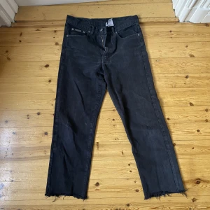 Calvin Clein Jeans - Skitsnygga Calvin clein jeans, tyvärr lite korta i benen på mig!! Men så fin sliten svart färg 🖤