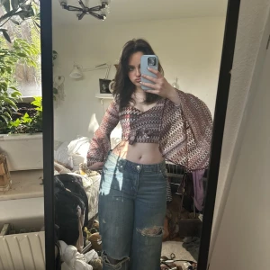 Topp med utsvängda armar - Världens finaste tröja med utsvängda armar och v-ringning vid bröstet. Riktigt 60-70 tals vibe, men också väldigt trendig just nu