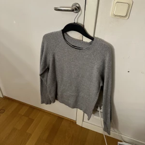 Tröja vero moda - Grå tröja från Vero Moda som är väl använd men ändå bra skick 