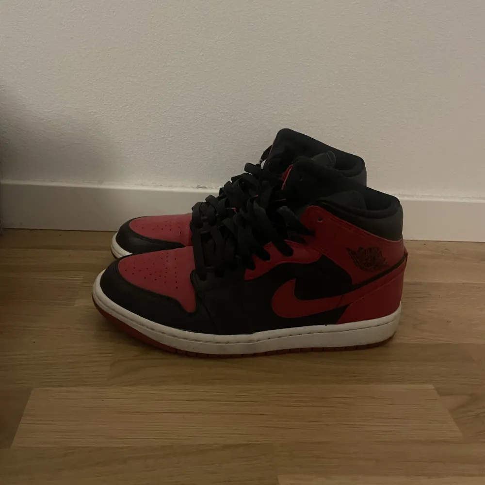 Säljer nu mina Jordan 1, vet ej vad modellen heter men vet att de är väldigt poppis. Säljer pga att de är för små. De är storlek 40. Säljer billigt då jag inte har kvitto eller boxen kvar. Tveka inte på att höra av dig för mer info.. Kengät.