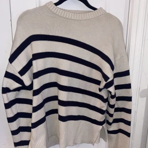 Zara tjoktröja  - Använd cirka 5 gånger, snygg tröja från zara, nytt pris 499