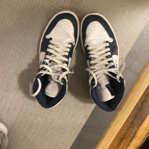 Air Jordan 1s mörklblå - Air jordan 1s mörkblå äkta i bra skick kvitto finns skorna köptes på  för ett tag sen men e knappt använda nypris:1600
