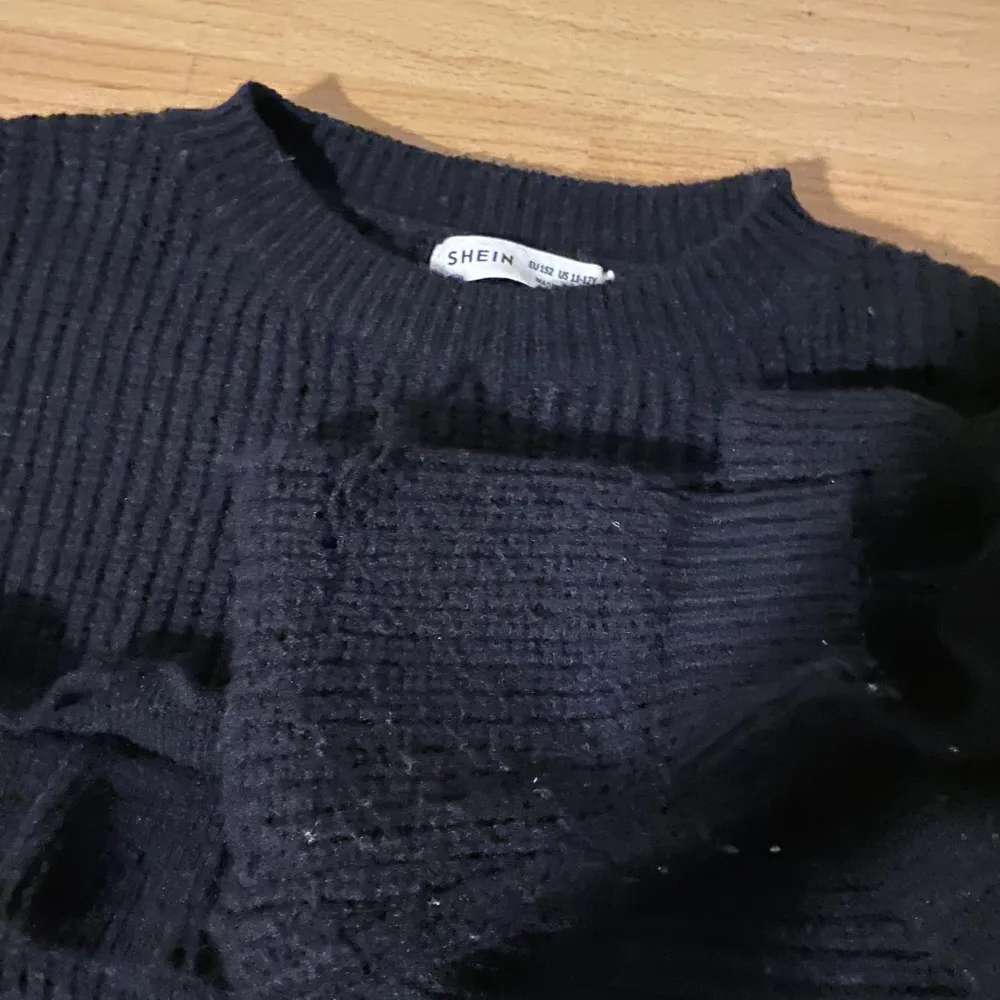 Jag säljer denna väldigt fina svarta stickade tröjan. Som har volanger på sidan av tröjan. Köparen står för frakten. . Stickat.