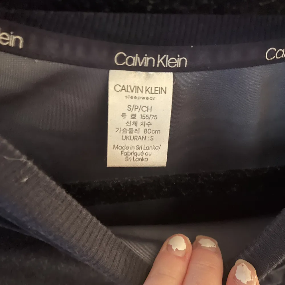 Säljer min Calvin Klein tröja i sammet, mörkblå/marinblå. Pris kan diskuteras vid snabb affär . Tröjor & Koftor.