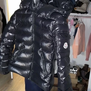 Moncler jacka - Säljer denna jättefina moncler jacka, modellen maya, använd fåtal gånger och säljer pågrund av att den inte kommer till användning. Pris kan diskuteras, andra bild lånad 