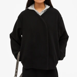 Svart kort kappa  - Monki Jacka i storlek S, slutsåld på sidan och är helt oanvänd med prislapparna kvar❤️skriv privat för egna bilder! 