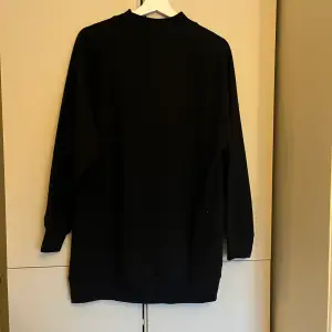 En svart oversized sweatshirt som kan användas som en klänning. Klänningen är från Pull and bear i storlek xs. Varan är aldrig använd.