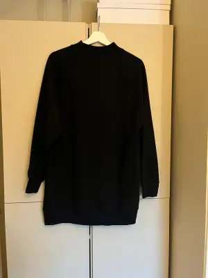 En svart oversized sweatshirt som kan användas som en klänning. Klänningen är från Pull and bear i storlek xs. Varan är aldrig använd.