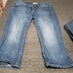Jag säljar min jeans från Esprit i storlek 33. Den är i bra skick. Köparen står för frakt.