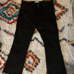 JEANS TRF CROPPED FLARE MED MEDELHÖG MIDJA - Använda 2 ggr. I toppskick. 