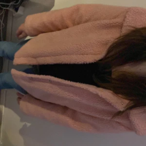 Rosa teddyjacka🩷 - Jättefin rosa teddyjack i storlek 152 från Lindex 