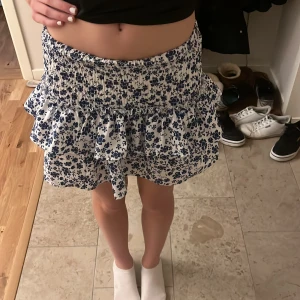 Kjol!! - Säljer denna jättefina kjolen som ej kom till användning. Storlek XS  Den är från Asting Stockholm men sidan finns ej kvar. Nypris: 500kr Säljer: 250kr