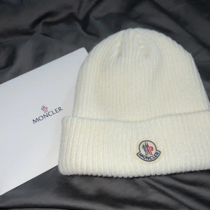 Helt oanvänd monclare både för tjejer o killa. - Vit monclare mössa 