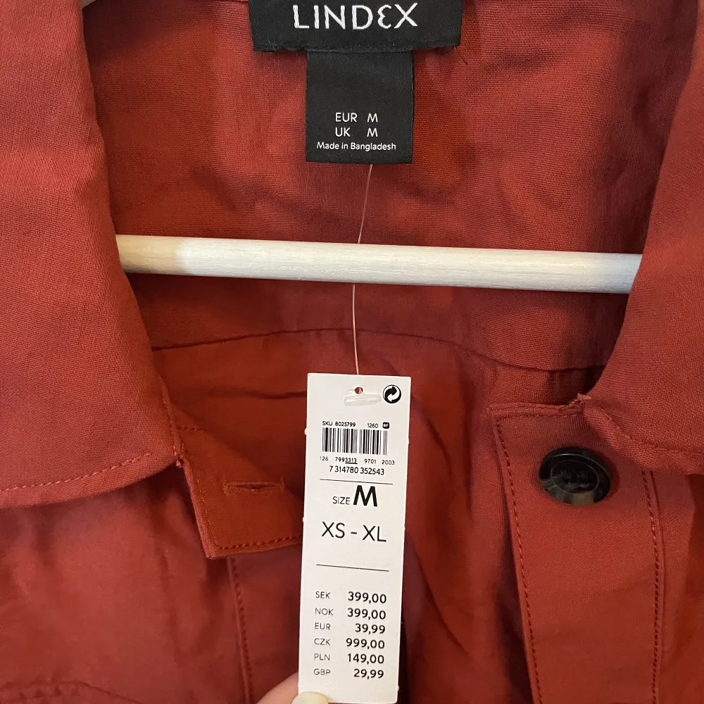 Tunn orange jacka från Lindex, helt oanvänd med prislapp kvar på plagget. Den är oversized och lite kortare i modellen✨. Jackor.
