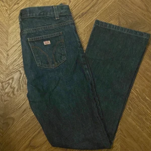 Low waist miss sixty jeans - Low waist miss sixty jeans. Mörkblå, flair, fina bakfickor, inget sönder