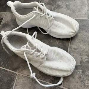 Vita sneakers från Nike. Köptes för 799kr, och använda fåtal gånger (gymmet). Tvättades i tvättmaskin därför har snören gått sönder, behöver bytas ut. Säljs för 90kr