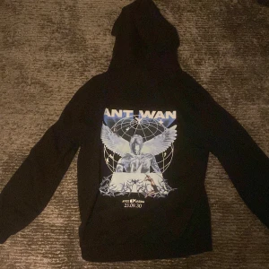 Antwan hoodie - Jag sälje min antwan hoodie som jag köpte på hans konsert eftersom jag köpte den fel storlek. Har inte används ute en enda gång och är i storlek S
