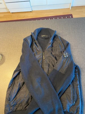 Jlindeberg cardigan - Storlek S passar som M  Använd någon gång men är i perfekt skick inga hål eller märken Pris går att diskutera hör gärna av dig