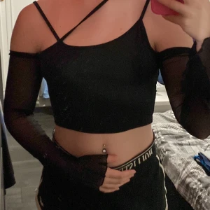 Sexig topp - En super sexig topp från shein , samma här materialet är väldigt bra men lite som baddräkt, men sitter jätte skönt💗