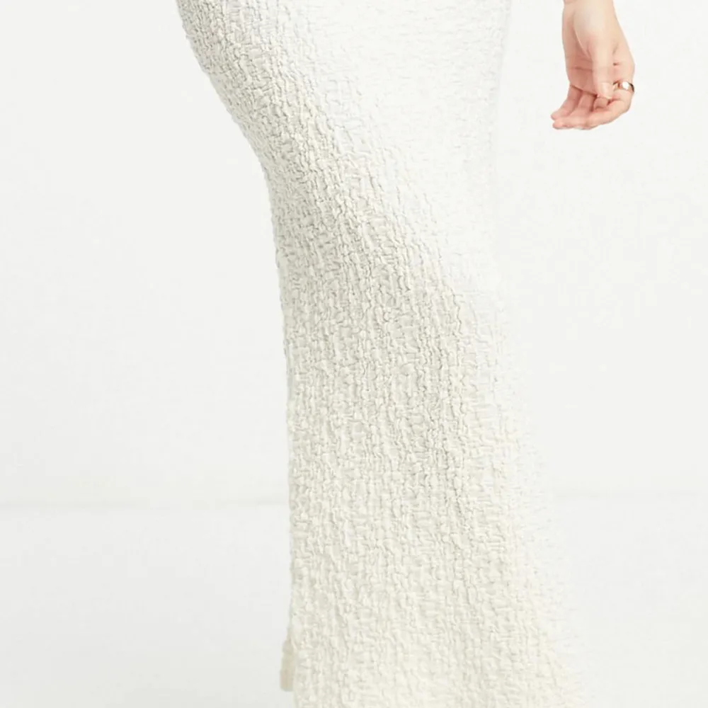 En lång vit kjol från asos använts bara en gång ordinarie pris 369. Kjolar.
