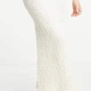 En lång vit kjol från asos använts bara en gång ordinarie pris 369