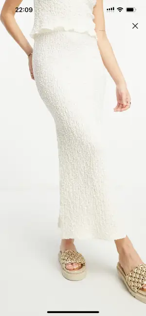 En lång vit kjol från asos använts bara en gång ordinarie pris 369