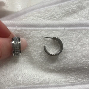 Dyrberg kern örhänga - Silver örhängen som inte kommer till användning, tappar inte färg🩷