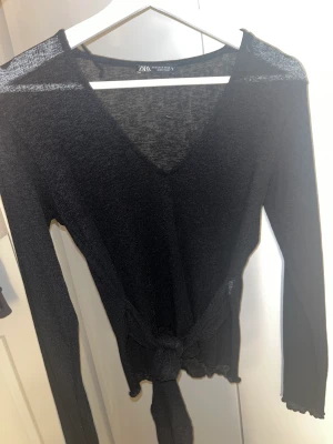 Zara topp - Svart topp ifrån zara med knytdetalj, mycket bra skick! Passar mig som vanligtvis bär S