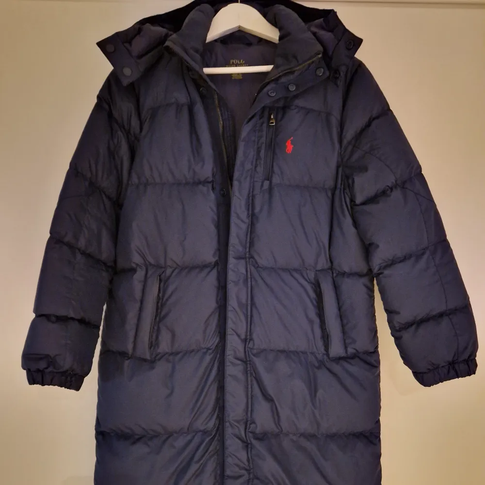 Helt ny Ralph Lauren Parkas jacka i färgen marinblå. Storlek S.   Mycket varm och skön. Passar perfekt för vintern!  Nypris 3000kr  Mitt pris: 699kr  Kan mötas upp i Stockholm. Annars 1-3 dagars frakt enligt överenskommelse . Jackor.