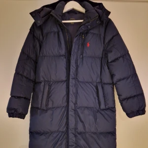 Ralph Lauren Parkas Jacka - Helt ny Ralph Lauren Parkas jacka i färgen marinblå. Storlek S.   Mycket varm och skön. Passar perfekt för vintern!  Nypris 3000kr  Mitt pris: 699kr  Kan mötas upp i Stockholm. Annars 1-3 dagars frakt enligt överenskommelse 