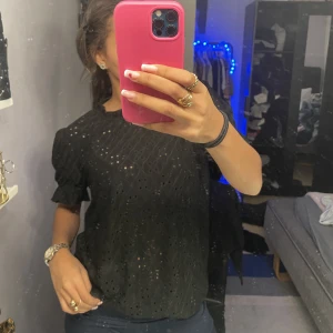 svart blus tröja  - Säljer min svarta tröja från vila jätte söt men inte riktigt min stil 