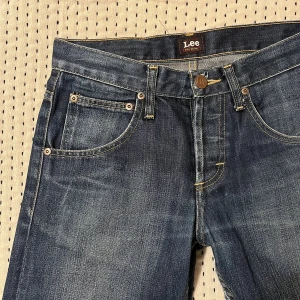 lee jeans - super snygga lågmidjadelee jeans! köpta second hand men säljer för att dom är för stora för mig. storleken är 29 i midjan och 32 i längden :))