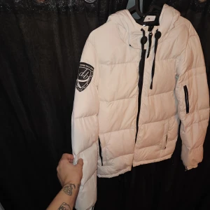 D brand jacka - Vit eskimo D. Brand jacka i storlek M. Använd men i väldigt bra skick. Väldigt svår att få tag på ny har jag märkt. 